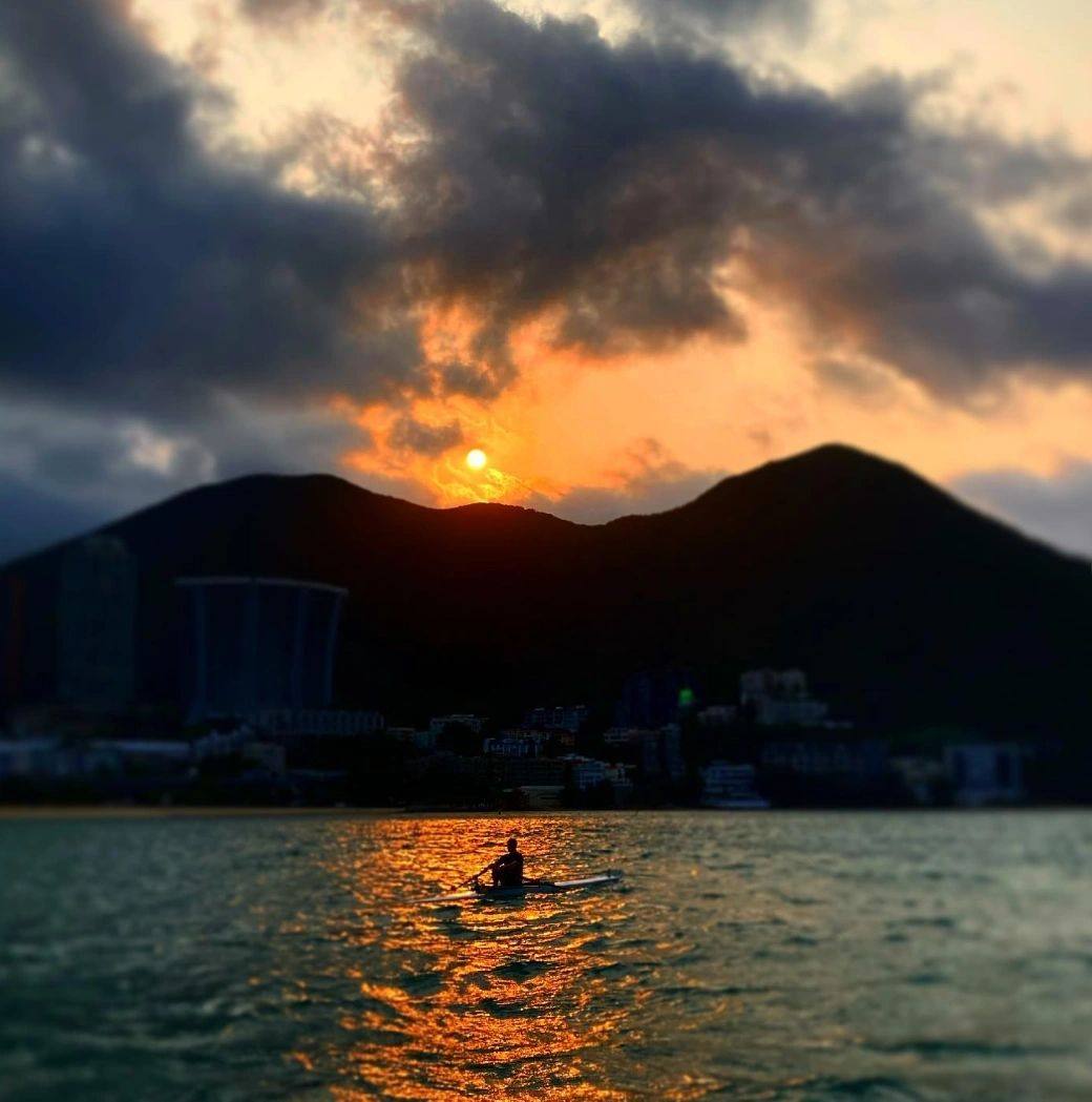 Rowing. Sunrise. Hong Kong. Endurance 
